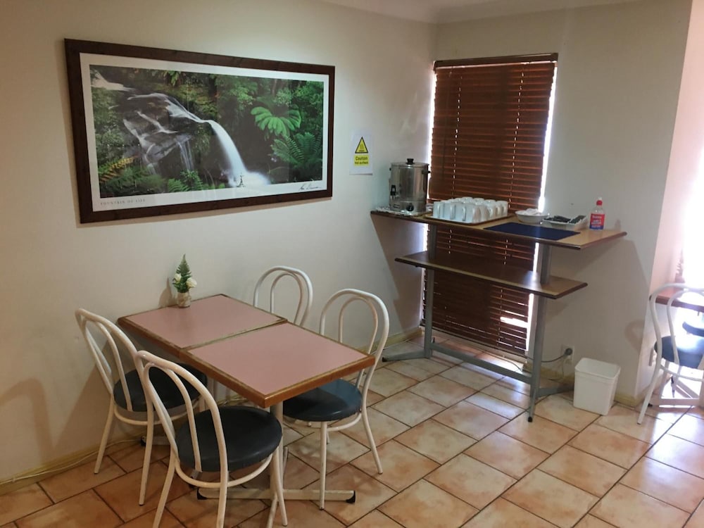 Across Country Motel And Serviced Apartments 28/35