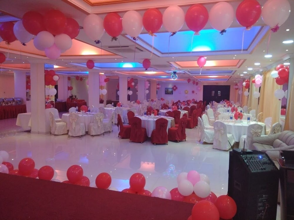 Royal Garden Hotel 18/19