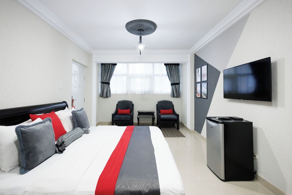 DELUXE, QUEEN BED, KITCHENETTE