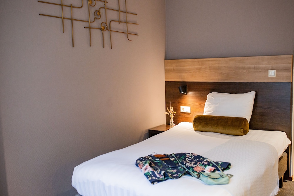 ROOM, SINGLE