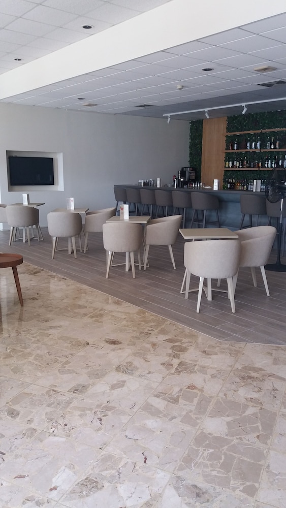 Marina Hotel 56/68