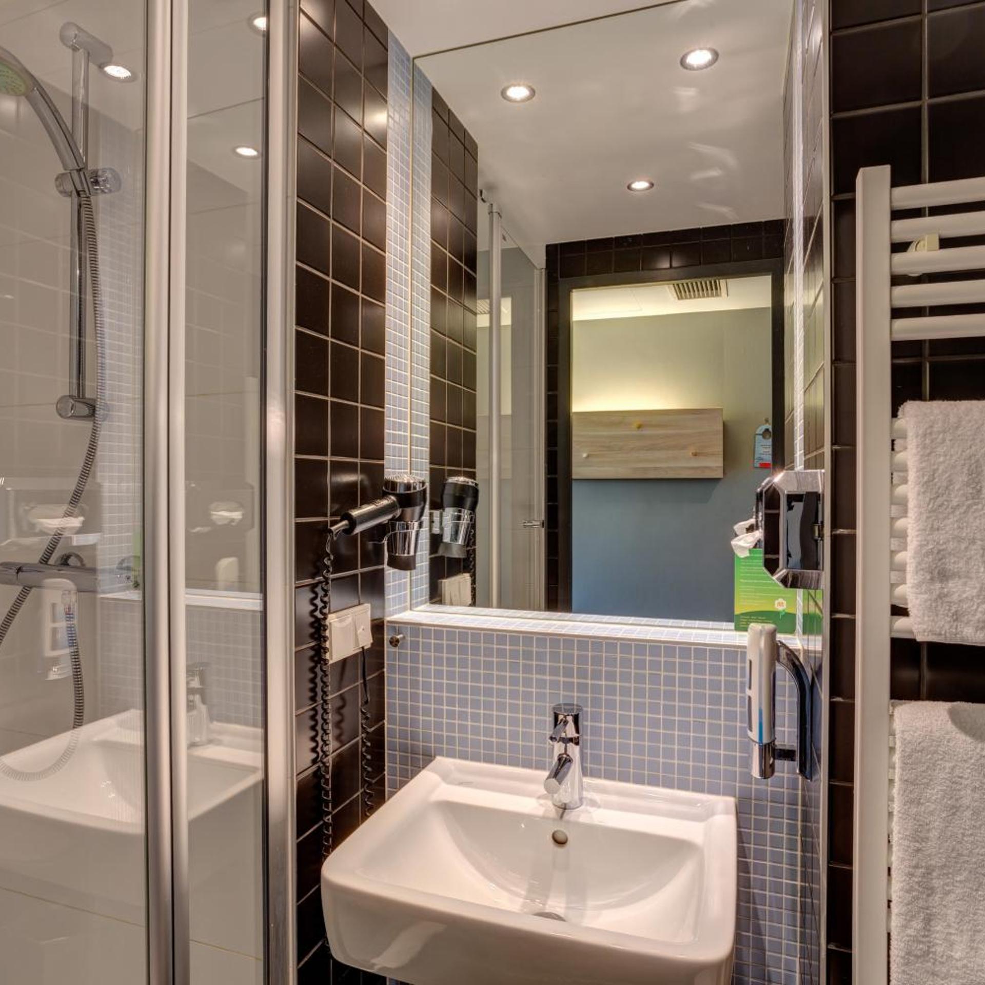MEININGER Hotel Berlin Airport 50/51