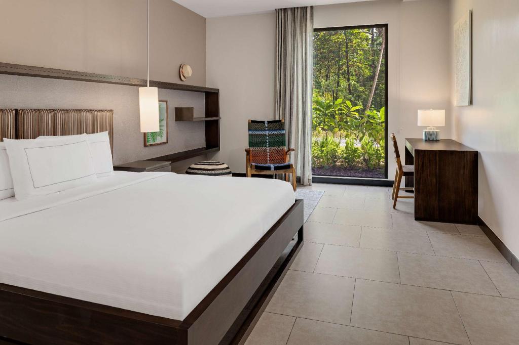 3 BEDROOMS, GARDEN, SUITE, 2 KING BEDS, 2 QUEEN BEDS, KITCHEN