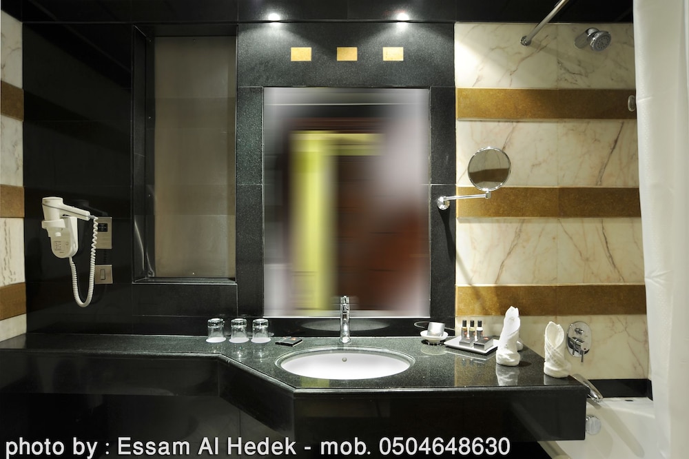 المنى كريم ليدر(Al Muna Kareem Hotel- EX Leader) 21/22