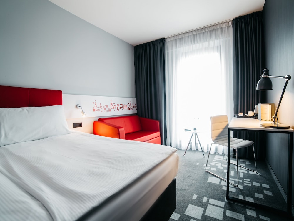 ROOM, QUEEN BED