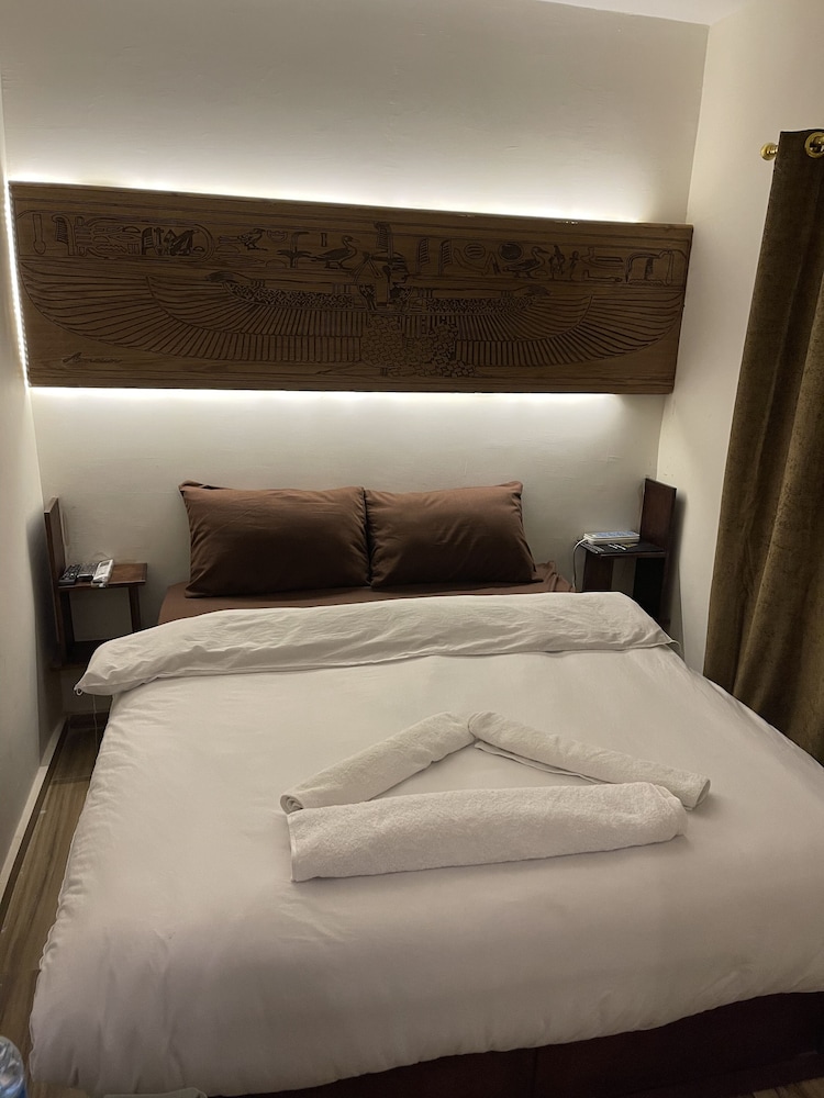 DELUXE, QUEEN BED
