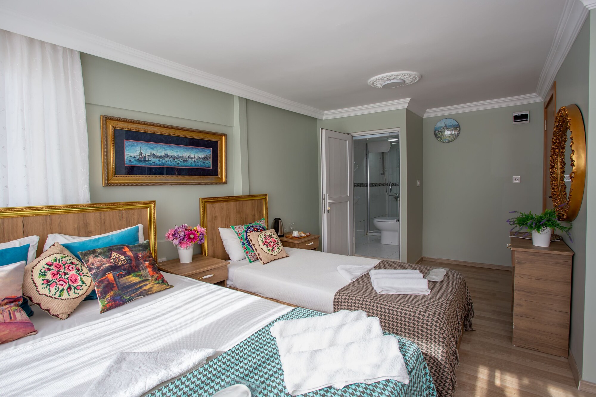DELUXE, DOUBLE BED