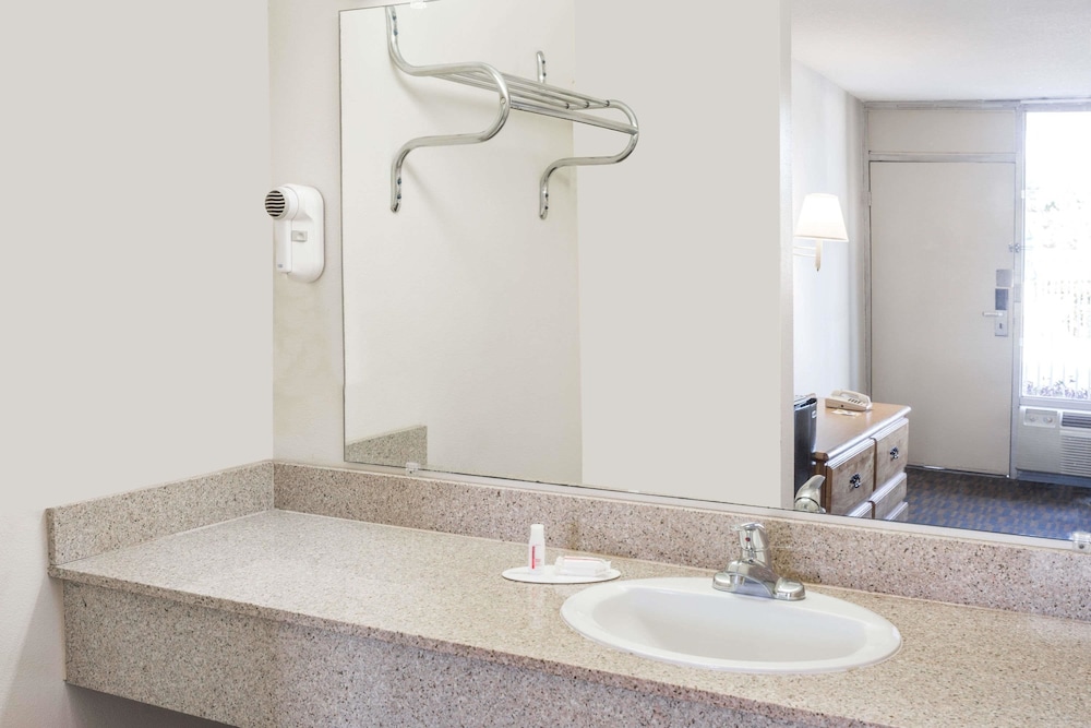 Days Inn by Wyndham Adel I-75 12/38
