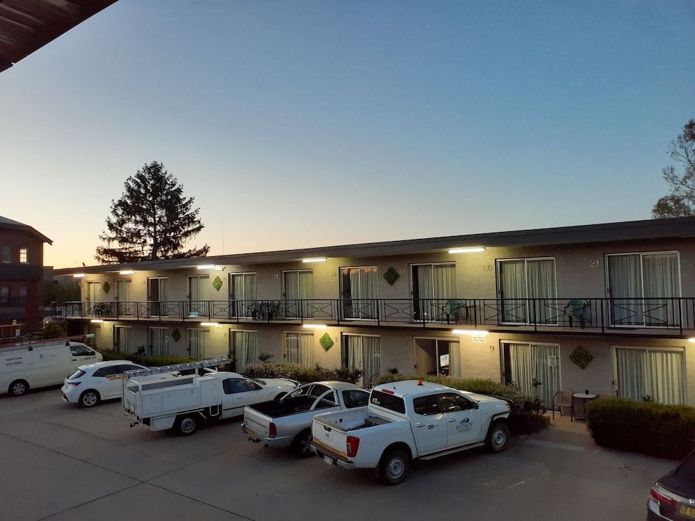Crest Motor Inn 34/39
