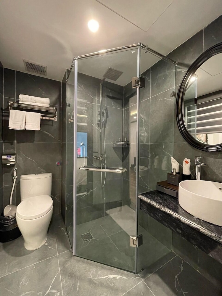 غرفة جونيور بسريرين منفصلين بإطلالة على المدينة بشرفة، Aquarius Premium Hotel 3/4