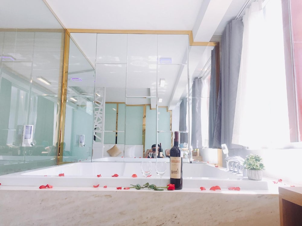 Hong Bao Thach Hotel 48/50