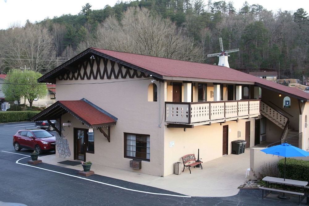 Quality Inn Downtown Helen, GA 8/37