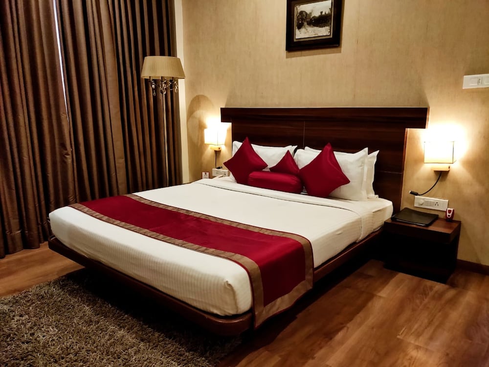 SAPNA CLARKS INN 24/47