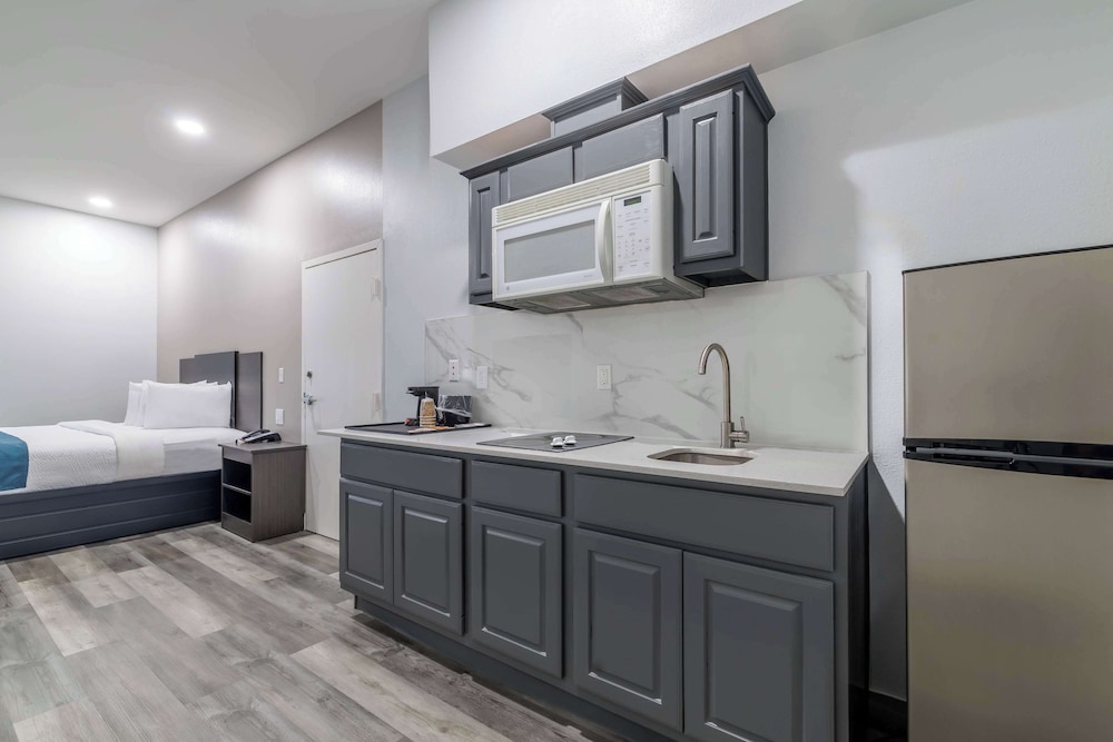 Studio6 Suites Brenham, TX 45/47