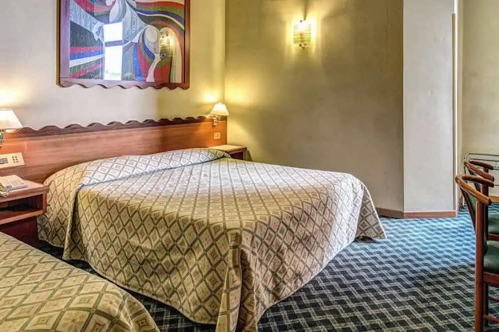 ROOM, DOUBLE BED