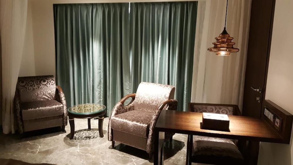 Peninsula Redpine Mumbai 37/58