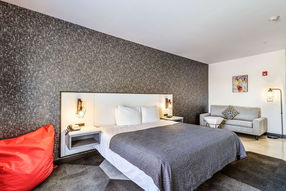Hy-Lo Hotel 31/73