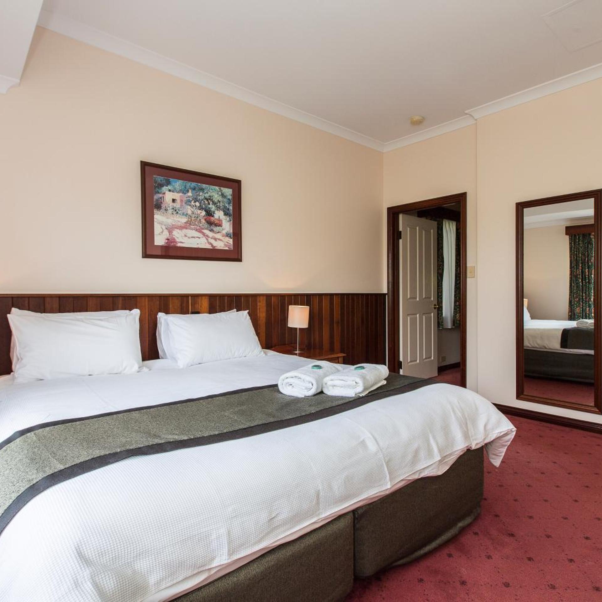 Studio, Queen Bed