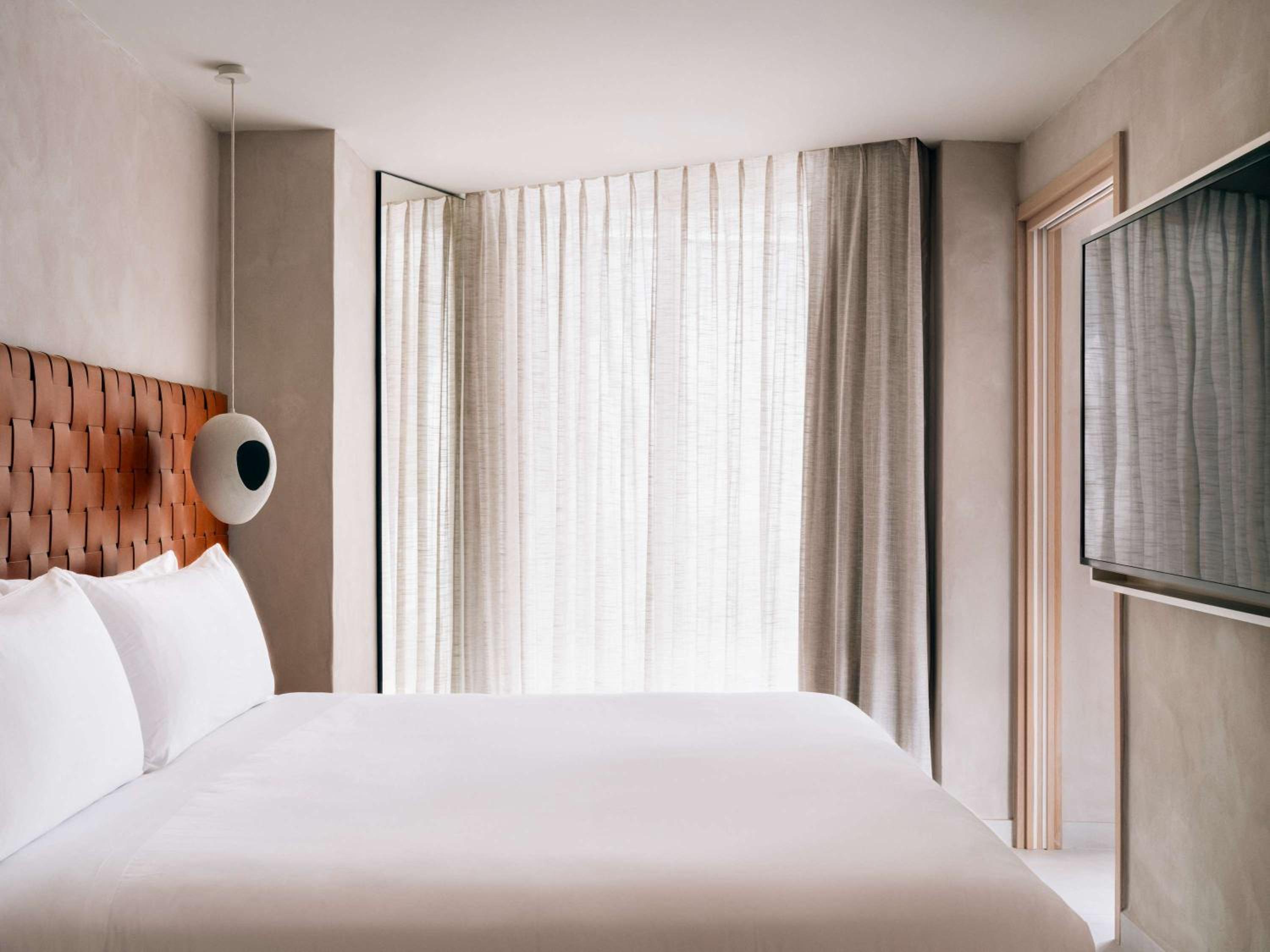 1 BEDROOM, SUITE