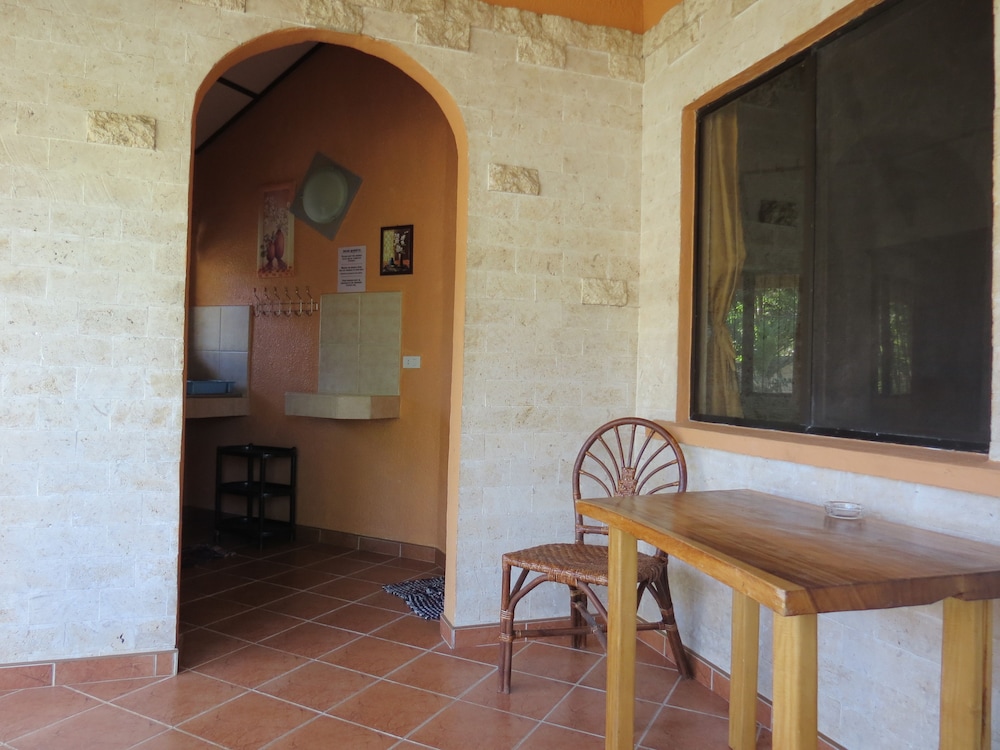 Alonaland Resort Apartelle 50/50
