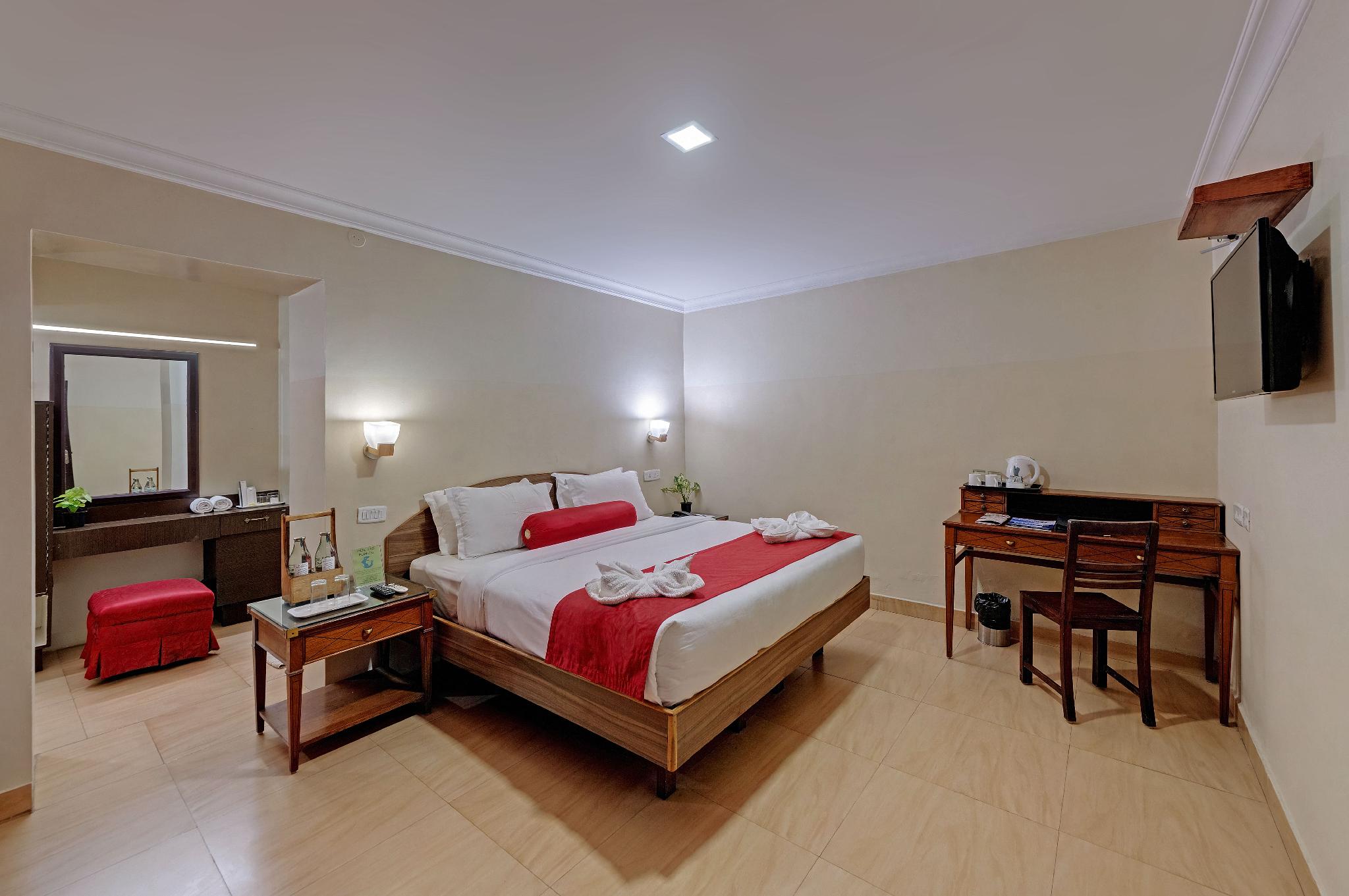 OYO Premium Golf Club Road 2/57