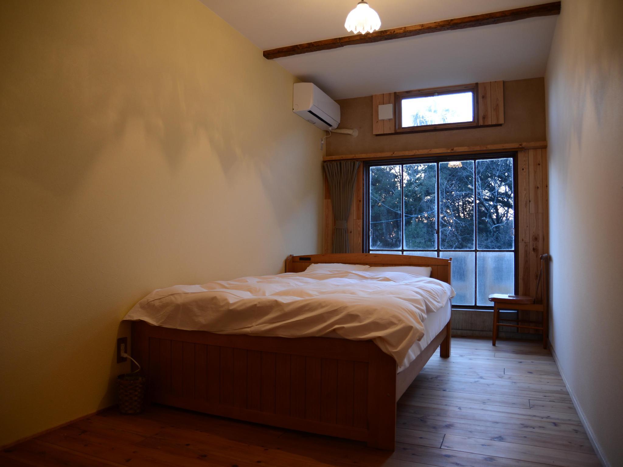 ROOM, DOUBLE BED, SHARED BATHROOM