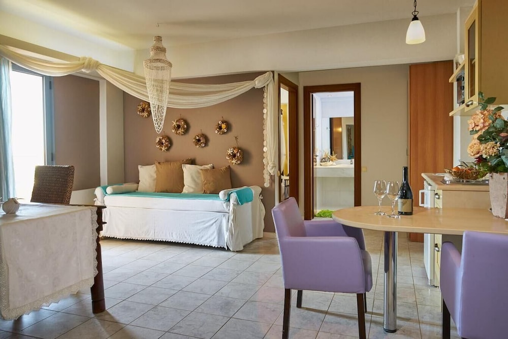 Golden Bay Apartments-Garden Haven 17/87