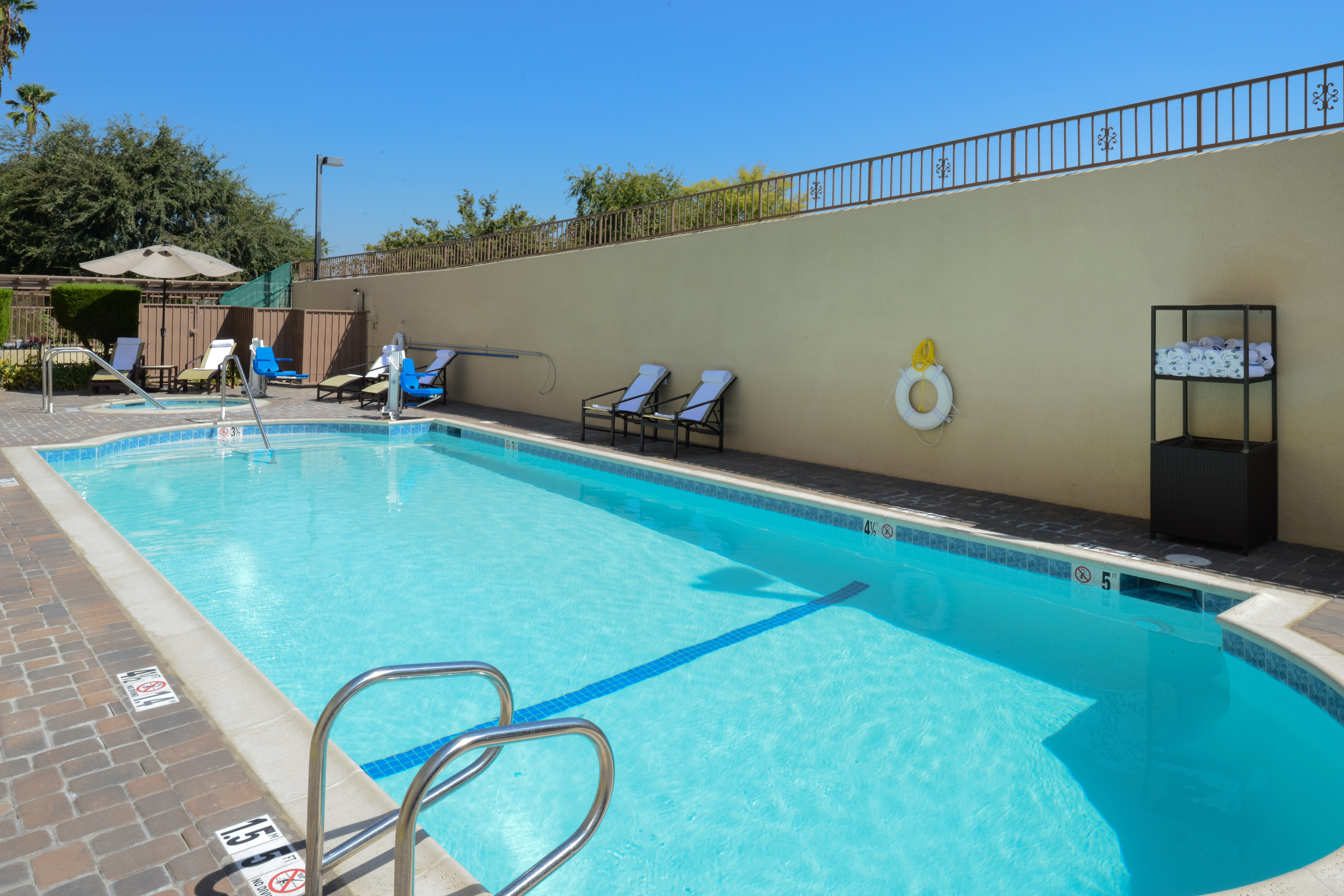 Holiday Inn Express Hotel Suites Pasadena Colorado Boulevard 40/59