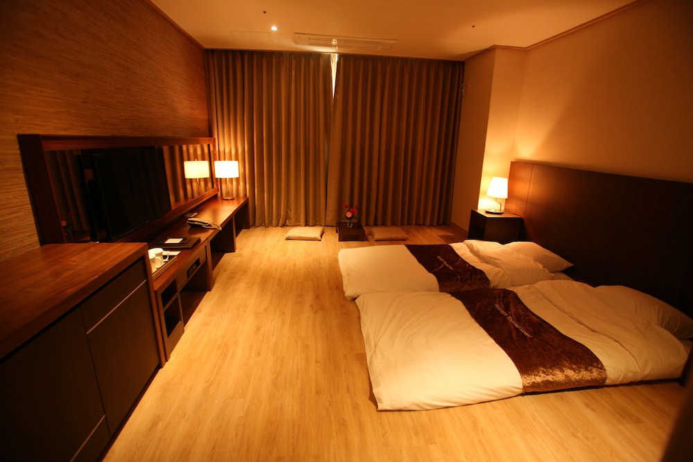 Hyunjin Tourist Hotel 37/72