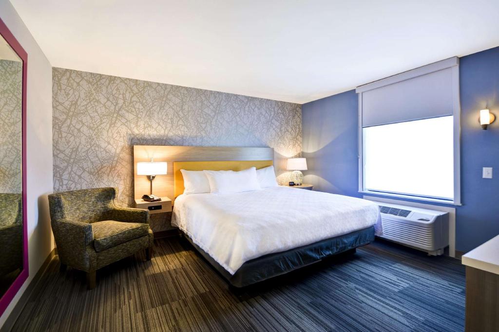 Suite, King Bed, Sofa, Accessible