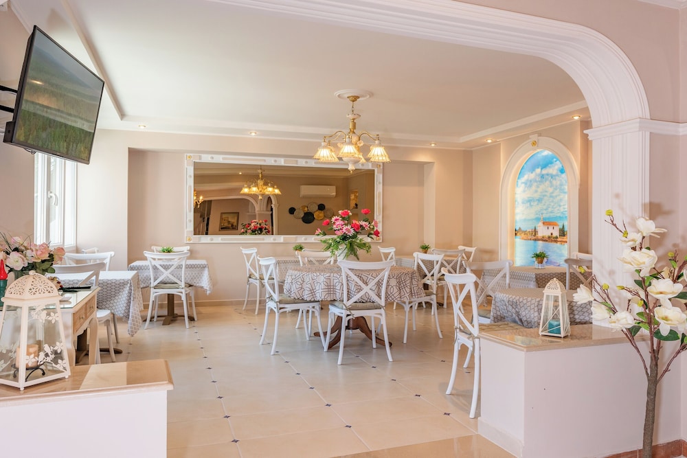 Sirena Beach Hotel 40/56