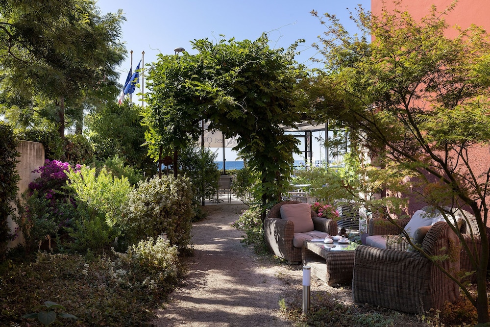 AEVA HOTEL 41/44