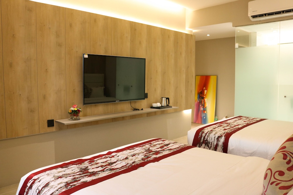 Family, 2 Queen Beds, Red Hotel Cubao 3/6