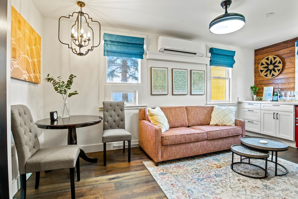 Bespoke Inn Flagstaff 34/50