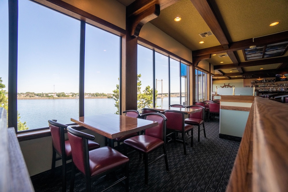 Clover Island Inn 35/54