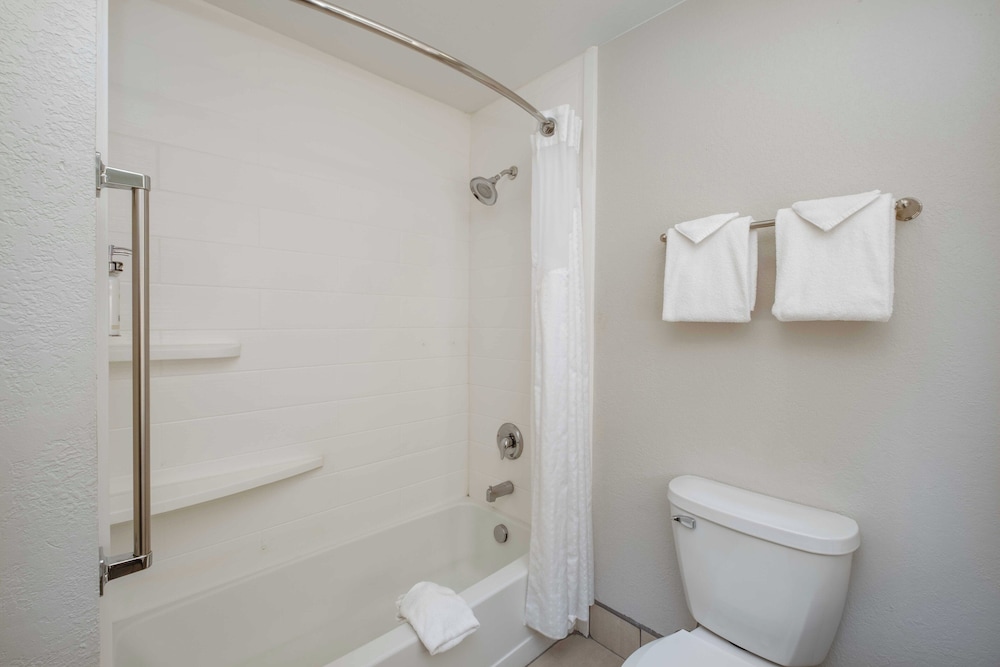 Holiday Inn Express Hotel and Suites Carlsbad 62/65