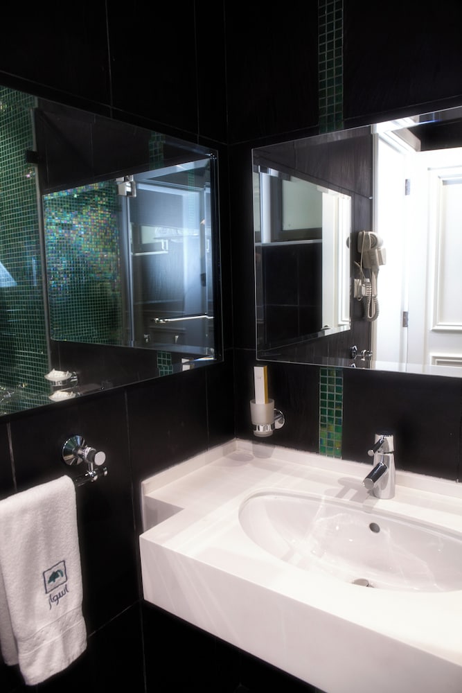 SUPERIOR, SUITE, MULTIPLE BEDS