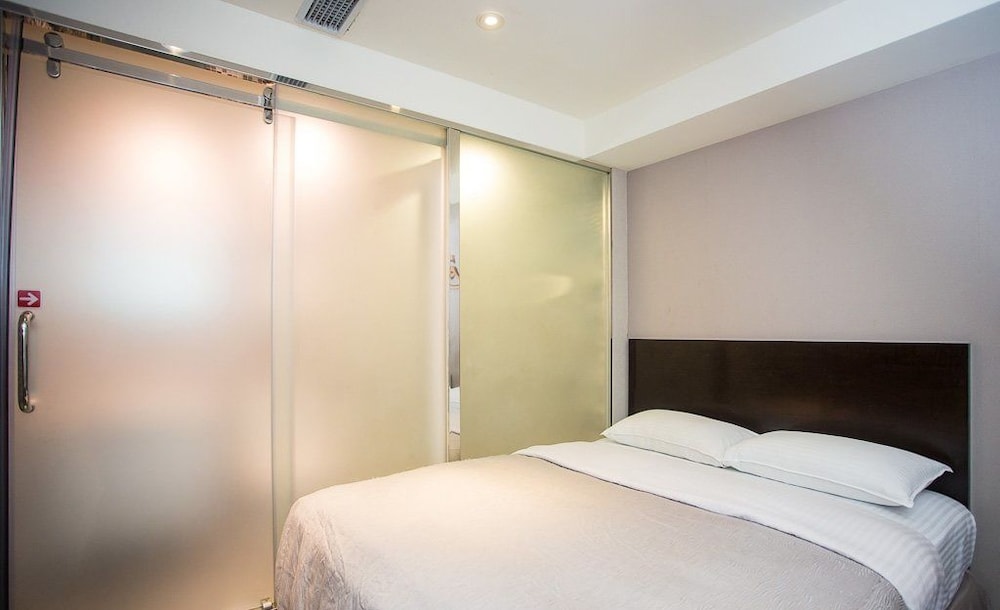 E House Hotel 21/65