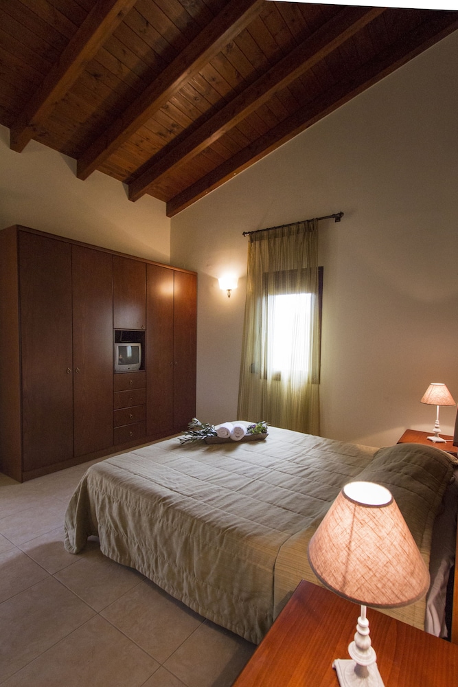 Secreto Studios 6/50