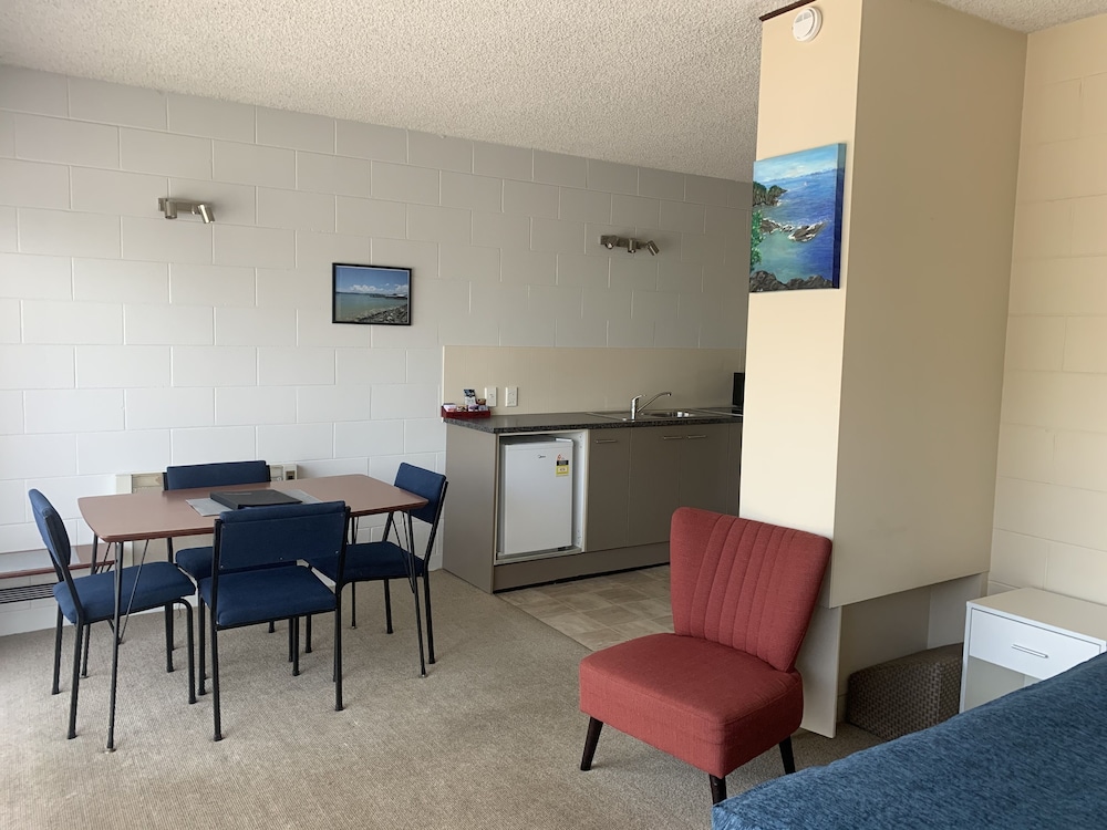 Ala Moana Motel 41/68