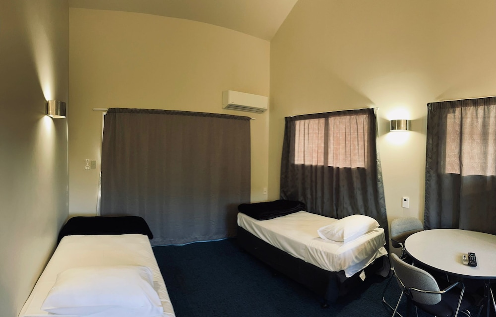 RAYLAND EPSOM MOTEL 14/36