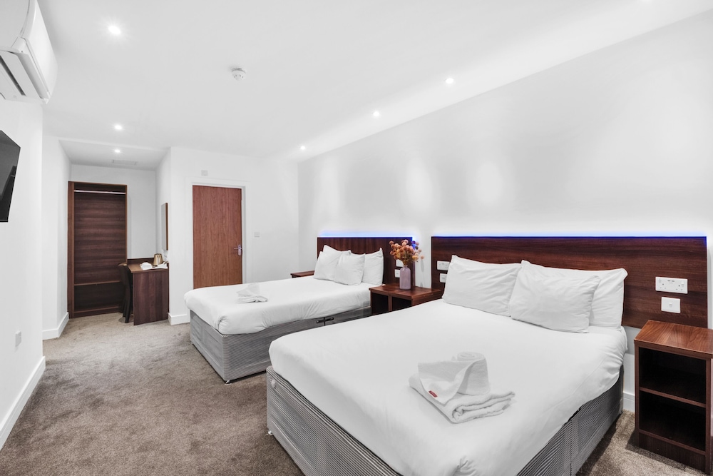 ROOM, QUADRUPLE