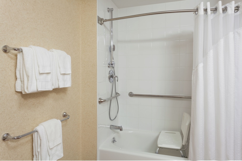 غرفة قياسية بسرير كينج لذوي الإعاقة، Holiday Inn Bangor 8/10