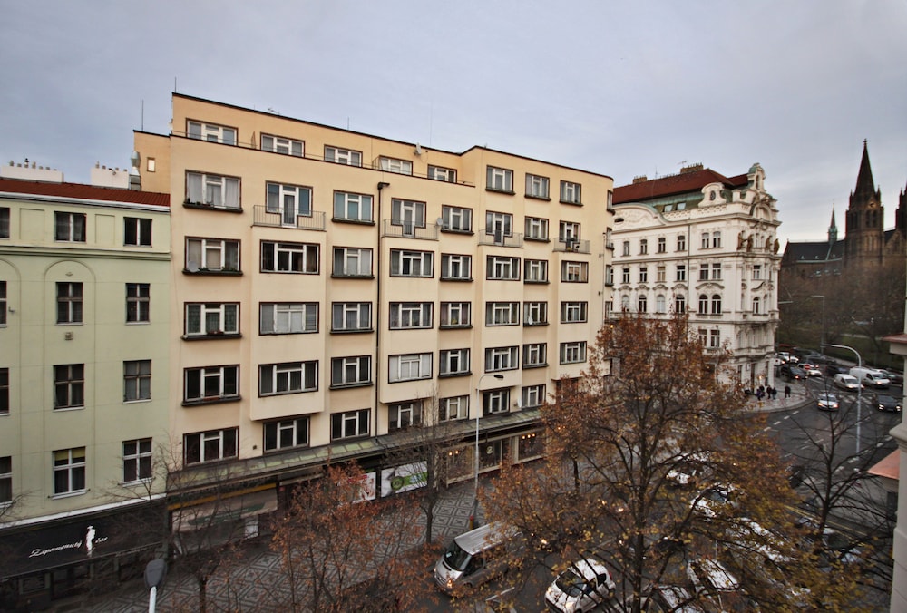 Elizabeth Suites 2/50