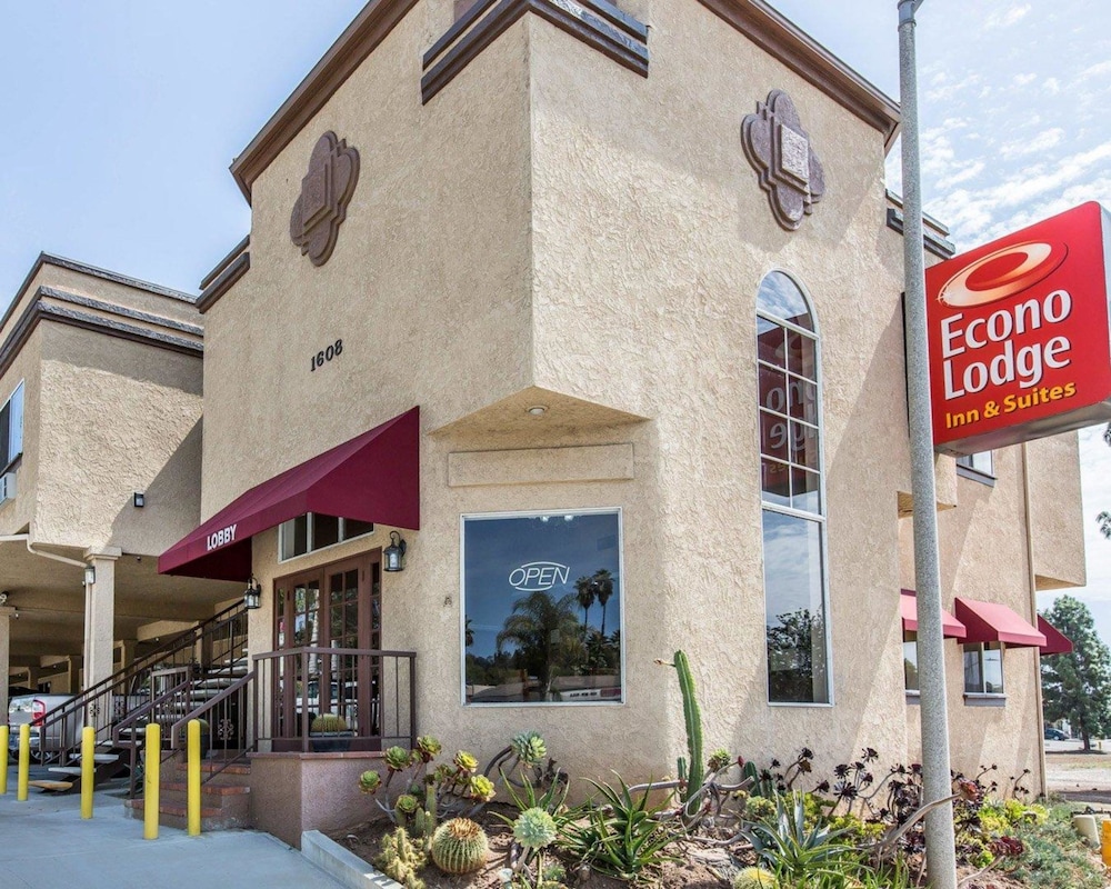 Econo Lodge Inn & Suites Fallbrook Downtown 3/31