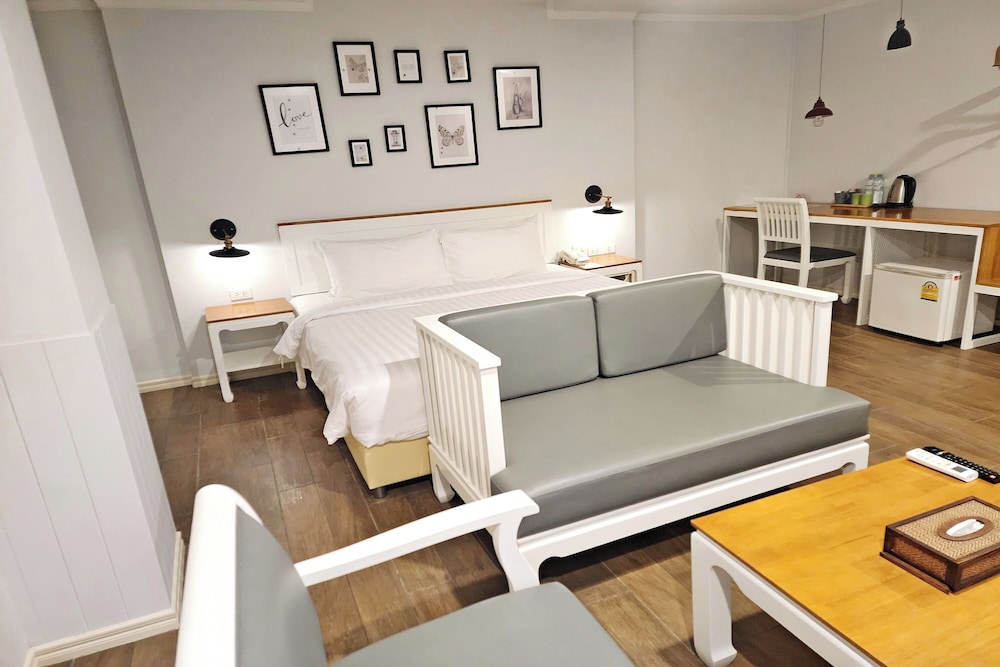 J Place Hotel 19/50