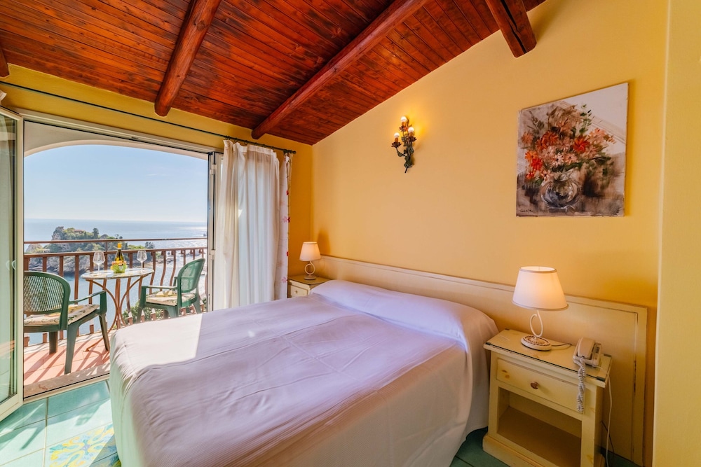 Mendolia Beach Hotel 8/47