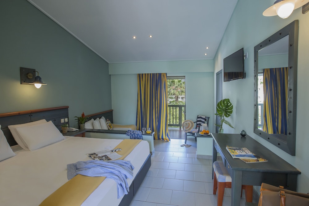 Golden Coast Hotel and Bungalows 13/75