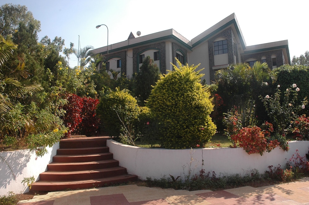 BLUE COUNTRY RESORT 28/33