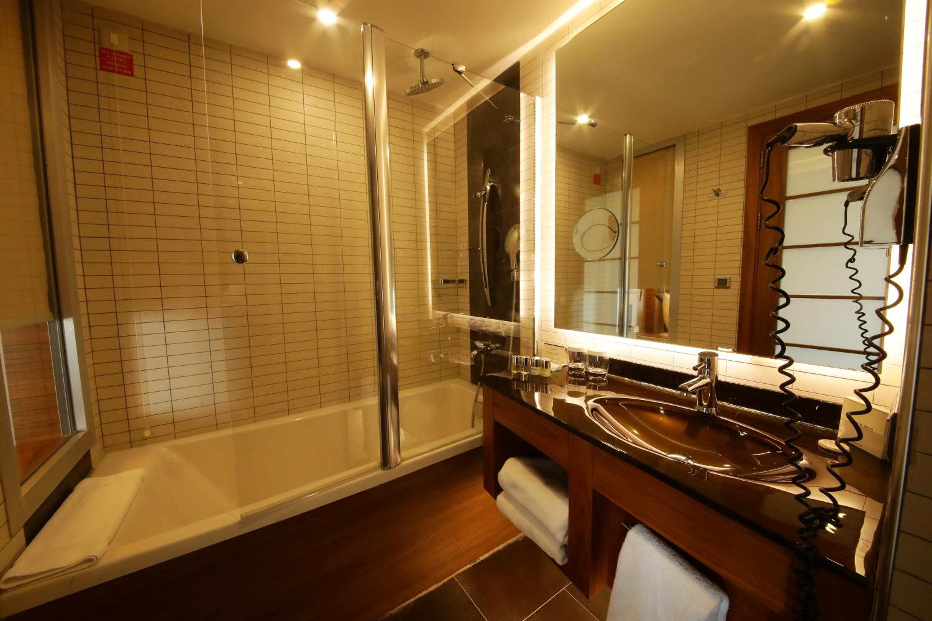 غرفة سوبيريور بسرير كينج بإطلالة جزئية على البحر، Cevahir Hotel Istanbul Asia 7/8